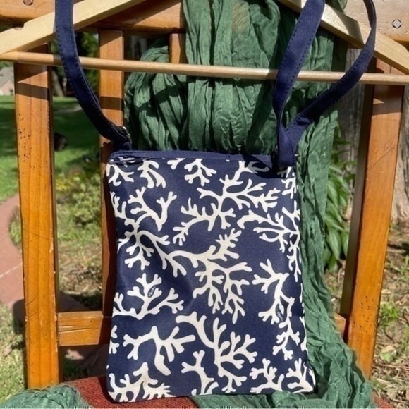 Blue and white monogrammed bag. Initial “L”. - Picture 4 of 15